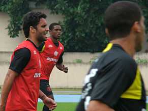De cabea embaralhada, Flamengo enfrenta o regular Vitria