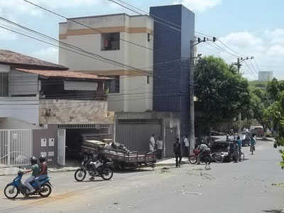 Caminho desgovernado invade casa em Governador Valadares