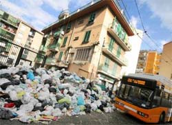 Crise faz lixo acumular-se pelas ruas de Npoles 