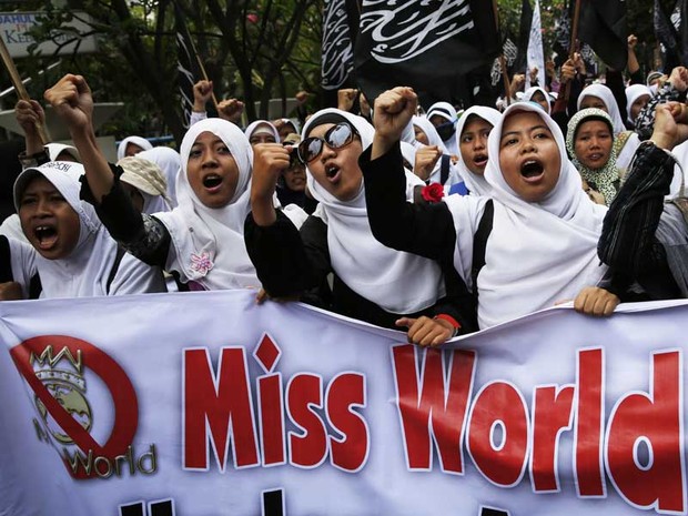 Muulmanos da Indonsia protestam contra concurso 