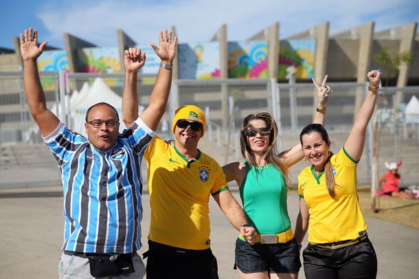 Torcida usa mscaras de Neymar para apoiar Brasil contra a Alemanha