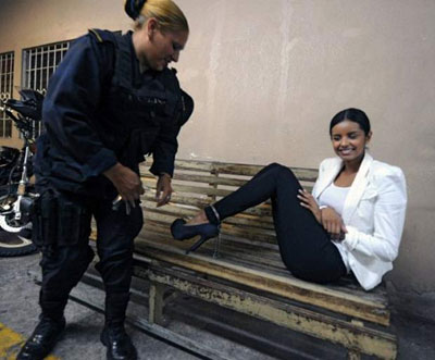 Ex-miss Honduras comparece algemada em tribunal