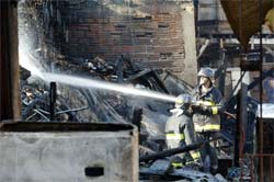 Incndio atinge favela de Helipolis, em SP