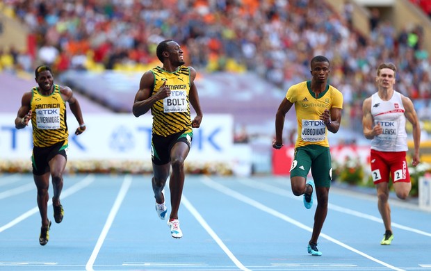 Rindo  toa, Bolt volta a passear em Moscou e avana  final dos 200m