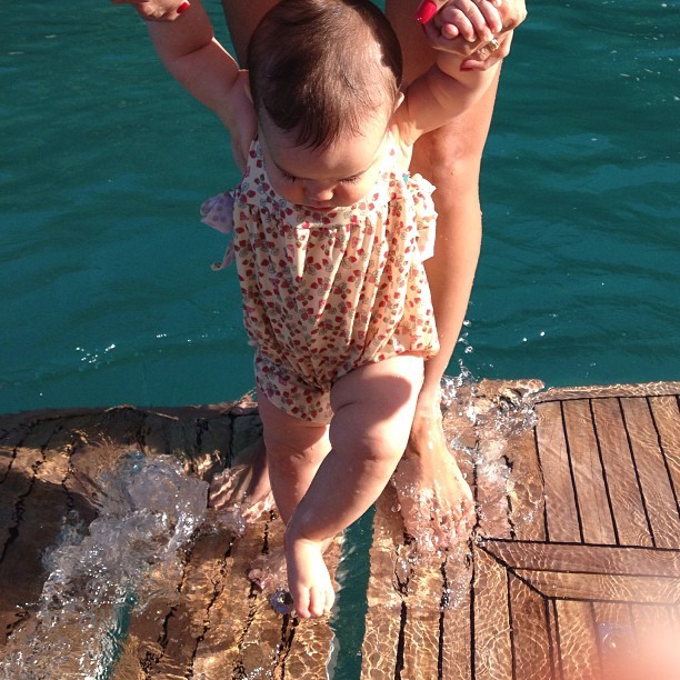 Own! Vera Viel posta foto da filha curtindo gua do mar