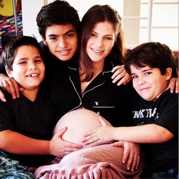 s vsperas de dar  luz quarto filho, Ana Paula Tabalipa posa com os mais velhos: 