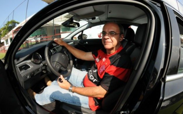 Flamengo  presenteado com carro de luxo por patrocinadora 