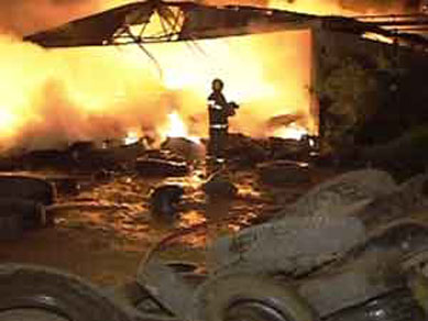 Cerca de 15 toneladas de pneus pegam fogo em Patos de Minas, MG