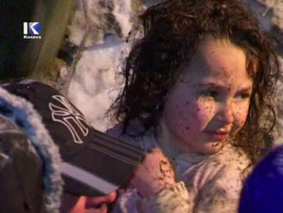 Menina de 5 anos  resgatada aps ficar sob 10m de neve em Kosovo