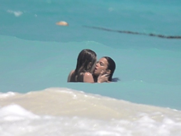 Sem a parte de cima do biquni, Cara Delevingne beija Michelle Rodriguez