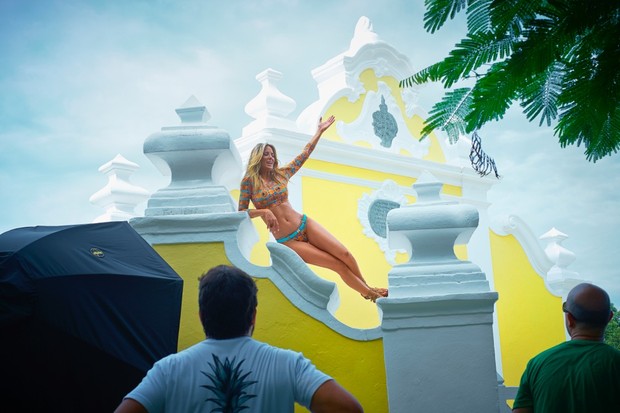 De biquni, Ticiane Pinheiro estrela campanha de moda praia