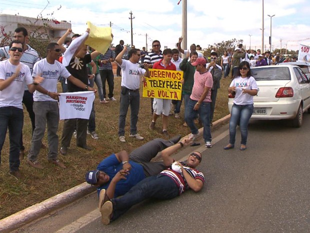 Protesto em apoio  Telexfree fecha acessos ao aeroporto de Braslia