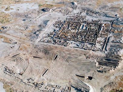 Cidade antiga emerge pouco a pouco das areias de deserto turcomano  