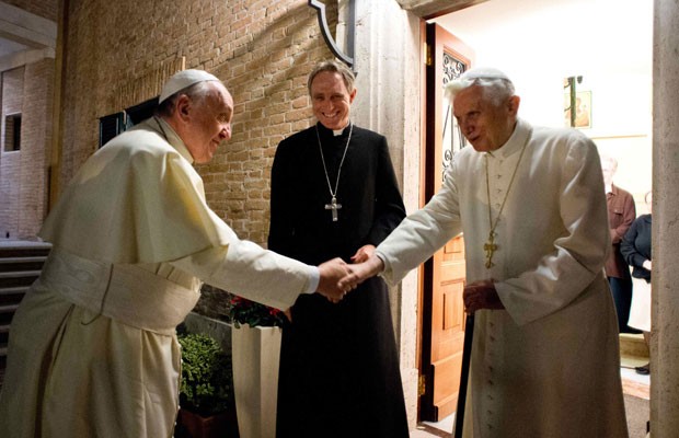 Papa Francisco e Bento XVI rezam juntos em encontro de Natal