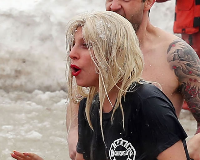 Lady Gaga e Taylor Kinney mergulham em lago congelado
