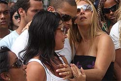 Scheila Carvalho e o marido enterram o filho em Salvador.