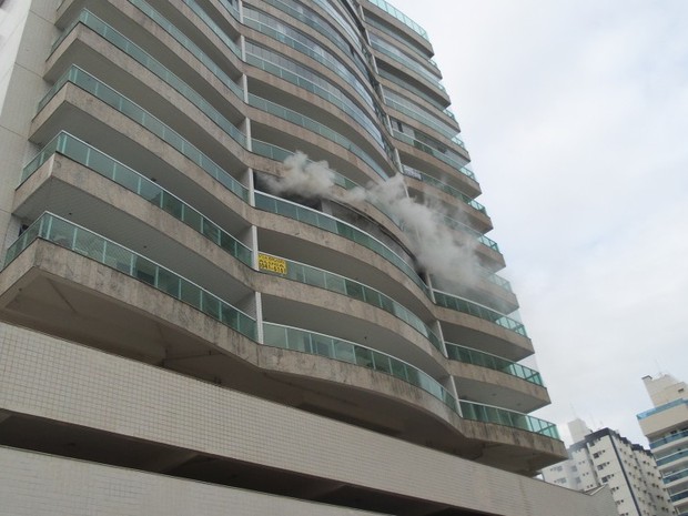 Apartamento pega fogo e prdio  evacuado, em Vila Velha, ES
