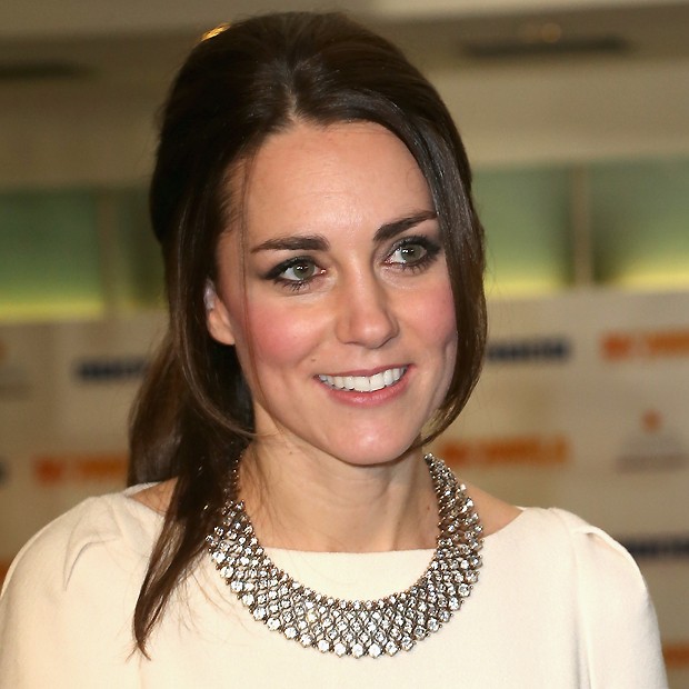 Kate Middleton prende o cabelo para premire e usa bijuteria de US$ 35