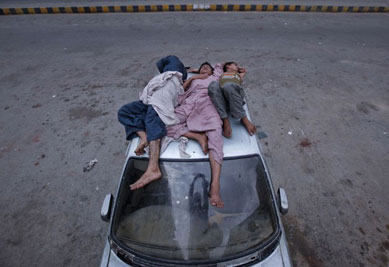 Trio  flagrado dormindo em cima de carro no Paquisto
