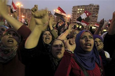 Manifestantes e polcia egpcios se enfrentam perto da praa