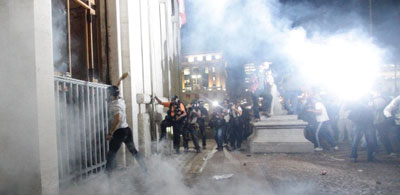 Saques e ataque  prefeitura marcam noite de protestos em SP