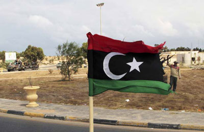 Foras do novo governo dominam reduto kadhafista no deserto da Lbia