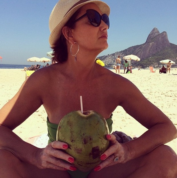 Luiza Brunet mostra boa forma em dia de sol no Rio de Janeiro