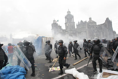 Polcia entra em confronto com manifestantes na Cidade do Mxico