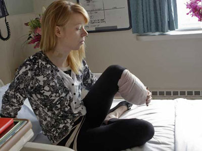 Bailarina que perdeu p no ataque de Boston se recupera em hospital