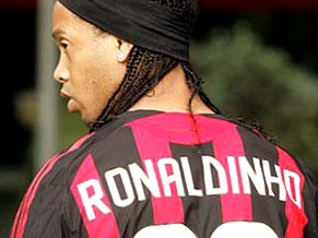 Milan fatura alto com Ronaldinho Gacho