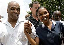 Tyson emociona crianas em Soweto