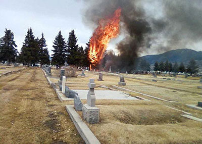 Polcia americana investiga acidente de avio que caiu em cemitrio