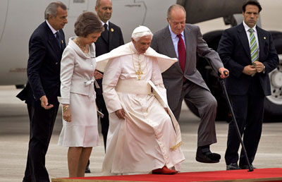 Papa chega  Espanha para encontro com jovens