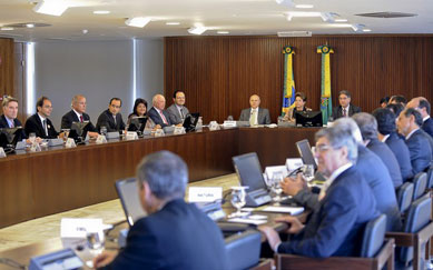 Dilma rene 25 empresrios para pedir mais investimentos privados