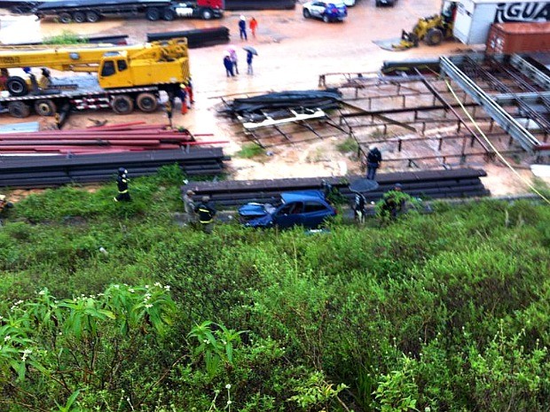 Carro cai da Ponte Rio Negro e deixa um morto e dois feridos, em Manaus