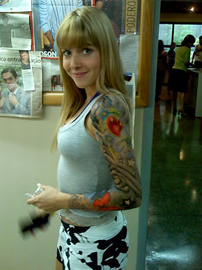 Monique Alfradique tatua o brao.