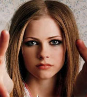 Teen: Avril Lavigne coloca linha de roupas em liquidao