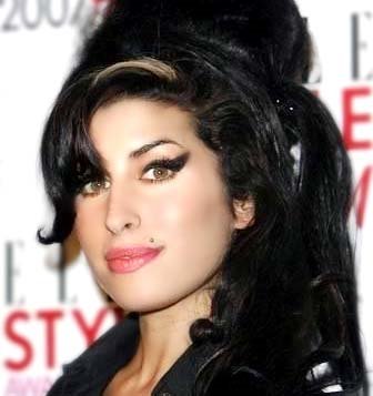 Amy Winehouse promete novo CD para janeiro