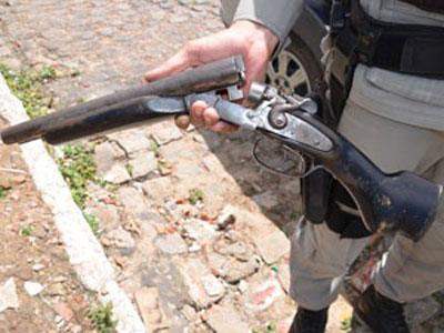 Polcia detm jovens armados durante enterro na Paraba