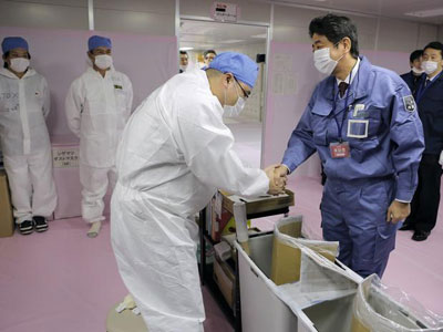 Novo primeiro-ministro do Japo visita central nuclear de Fukushima