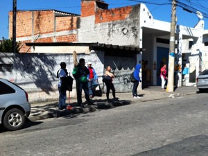 Criminosos fazem arrasto em ponto de nibus no Capo Redondo