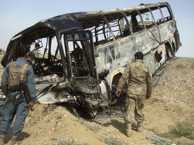 Afeganisto: coliso de nibus com caminho incendiado mata 45