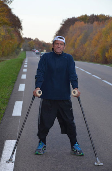 Paraplgico viaja Frana de muletas para alertar sobre leses na medula