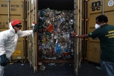 Lixo exportado para o Brasil: 3 britnicos libertados sob fiana