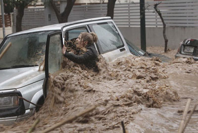 Enchente prende mulher em carro na Grcia, e moradores fazem resgate