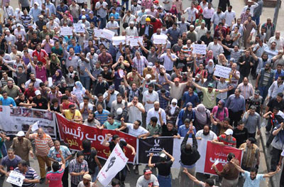 Protestos contra junta militar acabam em confronto na capital do Egito