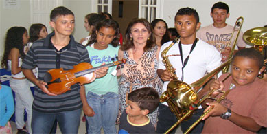 Projeto entrega instrumentos musicais a filhos de pescadores