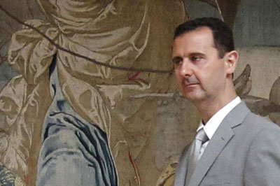 Assad aparece ileso na TV sria aps suposto ataque a comboio