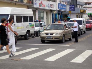 Campanha pede respeito  faixa de pedestres no Paran