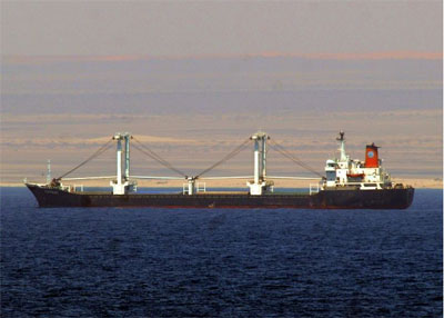 Piratas somalis libertam navio grego e seqestram embarcao